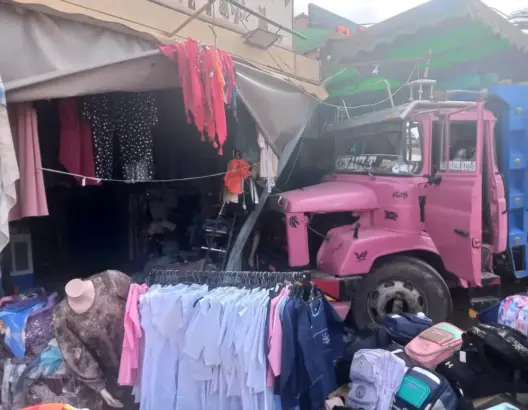 شاحنة محملة بالرمال تصطدم بمحل تجاري بساحة الموحدين بورزازات دون خسائر بشرية