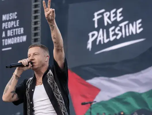“فلسطين حرة” أمام آلاف الأميركيين تهز جولة فنية عالمية.. فرق موسيقية تنسحب بعد استبعاد ماكلمور