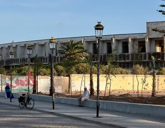من إقامة للملوك والنجوم إلى الإهمال.. فندق “مرحبا” الذي اختفت أضواؤه من شاطئ الجديدة (فيديو)