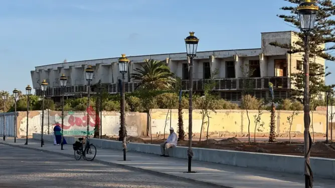 من إقامة للملوك والنجوم إلى الإهمال.. فندق “مرحبا” الذي اختفت أضواؤه من شاطئ الجديدة (فيديو)