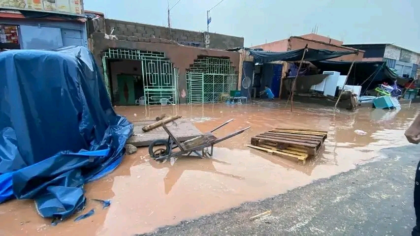 البنية التحتية 13 ورزازات.. أمطار عاصفية تغرق محلات بتوندوت وتعيد جدل البنية التحتية (صور)