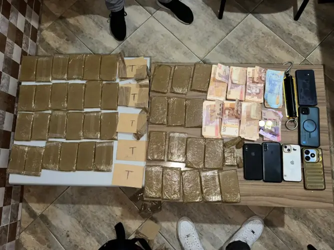 أمن سلا يوقف 10 أشخاص ويحجز كمية من مخدر الشيرا و31 ألف درهم