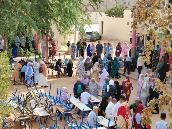 صناديق الاقتراع تستقطب الناخبين بالأقاليم الجنوبية.. ومصادر تتوقع تجاوز نسبة مشاركة 2021