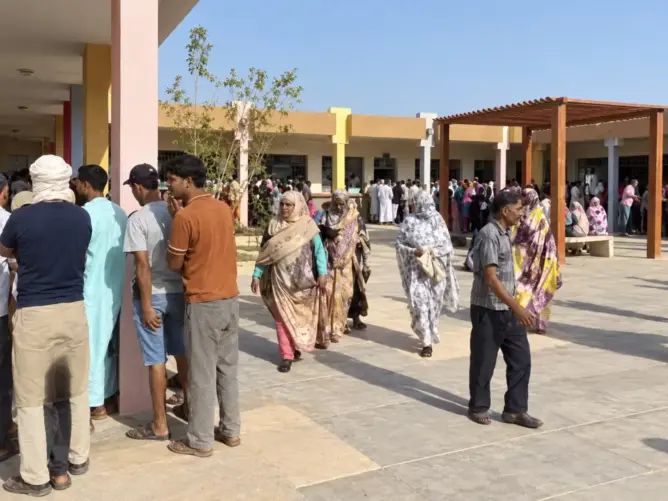 الإقبال على مراكز الاقتراع بالعيون