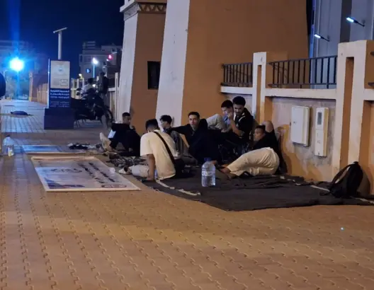 اعتصام ومبيت ليلي وسط استنفار أمني.. طلبة وخريجو التمريض يحتجون أمام مندوبية الصحة بورزازات(صور)