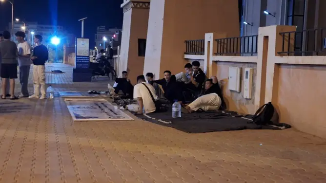 اعتصام ومبيت ليلي وسط استنفار أمني.. طلبة وخريجو التمريض يحتجون أمام مندوبية الصحة بورزازات(صور)