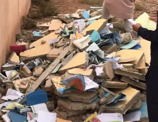 رمي وثائق تتضمن معطيات شخصية بمحيط مدرسة بورزازات يثير الاستهجان ويسائل مديرية التعليم