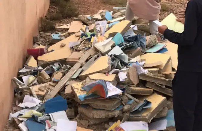 رمي وثائق تتضمن معطيات شخصية بمحيط مدرسة بورزازات يثير الاستهجان ويسائل مديرية التعليم