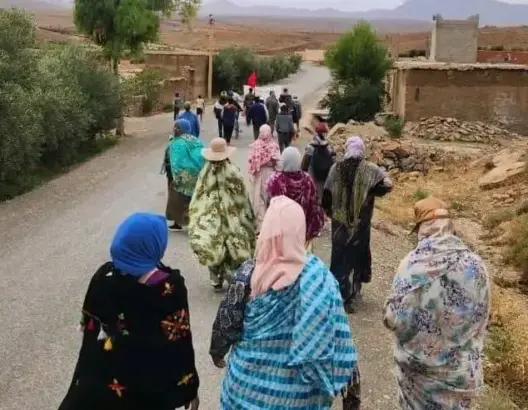 قرويون بضواحي تنغير يخوضون مسيرة احتجاجية على الأقدام نحو مقر ولاية جهة درعة تافيلالت