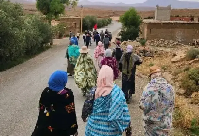 قرويون بضواحي تنغير يخوضون مسيرة احتجاجية على الأقدام نحو مقر ولاية جهة درعة تافيلالت