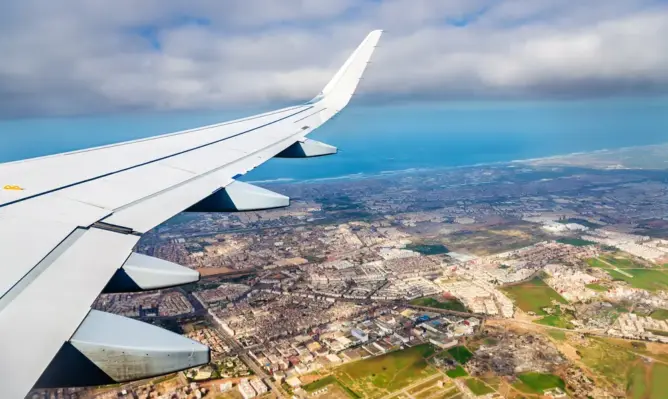 منظر جوي لمدينة الدار البيضاء أثناء هبوط الطائرة - المغرب