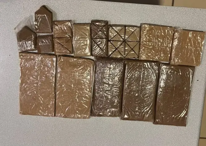 مراكش.. توقيف مبحوث عنه في أزيد من 15 مذكرة وحجز الكوكايين والشيرا بأولاد حسون