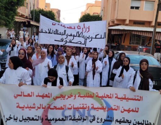 خريجو التمريض يصعّدون بالمبيت أمام مديرية الصحة