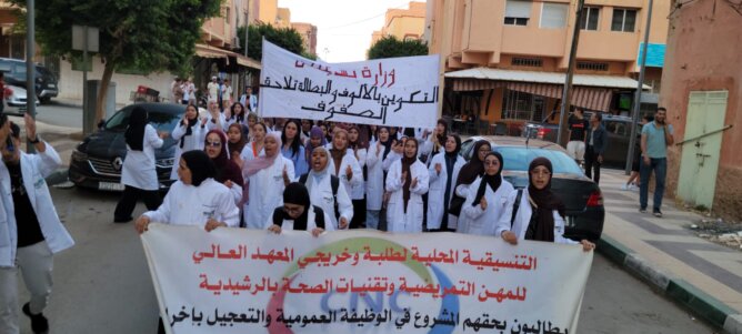 خريجو التمريض يصعّدون بالمبيت أمام مديرية الصحة