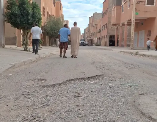 ورزازات بين “هوليوود إفريقيا” وواقع الأحياء.. أناتيم تغرق في الحفر والغبار ومشاكل البنية التحتية (فيديو)
