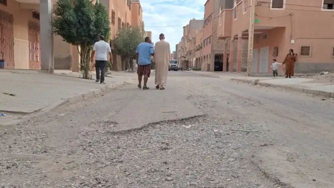 ورزازات بين “هوليوود إفريقيا” وواقع الأحياء.. أناتيم تغرق في الحفر والغبار ومشاكل البنية التحتية (فيديو)
