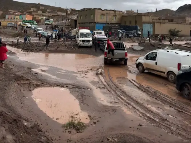أمطار غزيرة تقطع الطريق الوطنية رقم 12 بإملشيل وتفاقم معاناة مستعمليها
