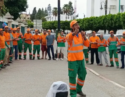 مطالب مهنية واجتماعية تقود عمال النظافة بوزان للتظاهر أمام مقر الجماعة (صور)