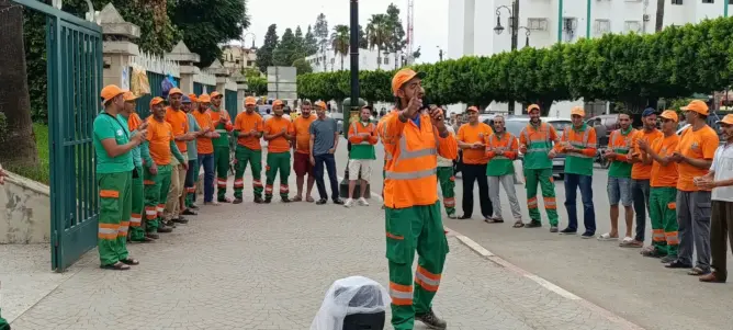 مطالب مهنية واجتماعية تقود عمال النظافة بوزان للتظاهر أمام مقر الجماعة (صور)