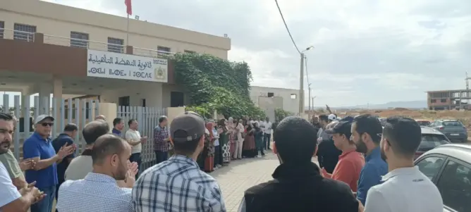أولاد الطيب.. أطر ثانوية النهضة يصعّدون احتجاجهم بسبب تدهور المسالك الطرقية