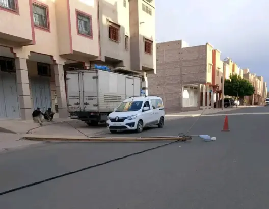 شاحنة تتسبب في سقوط ثلاثة أعمدة كهربائية بورزازات (صور)