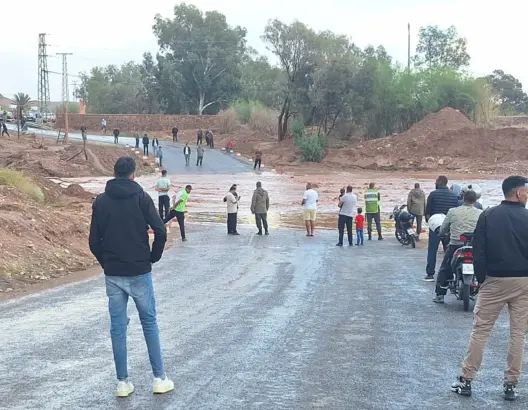 ارتفاع منسوب واد “أناتيم” يتسبب في انقطاع الطريق الرابطة بين ورزازات وقلعة مكونة (صور)