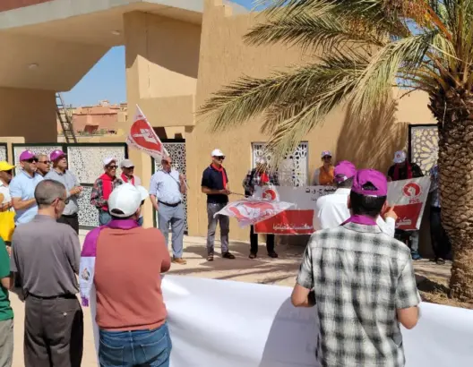 نقابات تعليمية تحتج أمام أكاديمية درعة تافيلالت للمطالبة باعتماد التوقيت المسترسل