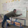 أزيلال: المدرس بإعدادية العهد الجديد يحتفي بيومه العالمي في غياب السبورات والمكاتب