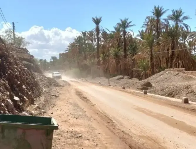 أمطار زاكورة تعيد معاناة ساكنة حي أمزرو مع الطريق الوطنية رقم 17 (صور)