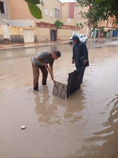فيضانات درعة تافيلالت .. سيول تقطع الطرق وتغمر منازل وتحاصر سياحا وتعيد شبح العزلة إلى الواجهة
