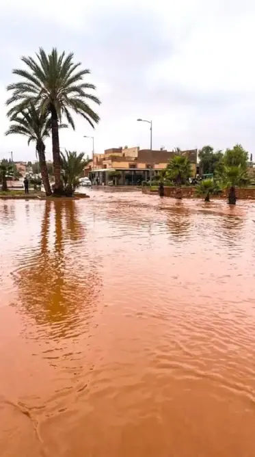 فيضانات درعة تافيلالت .. سيول تقطع الطرق وتغمر منازل وتحاصر سياحا وتعيد شبح العزلة إلى الواجهة
