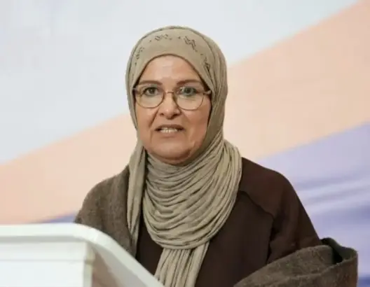 فاطمة وشاي ترد على منتقدي صمتها تجاه الخطاب الملكي: “خذوا البوز واتركوا لنا الاحترام”