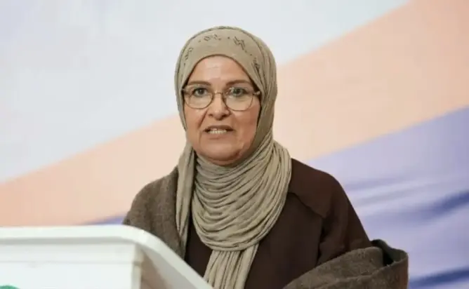 فاطمة وشاي ترد على منتقدي صمتها تجاه الخطاب الملكي: “خذوا البوز واتركوا لنا الاحترام”