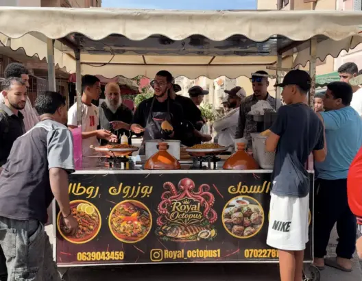شاب يصنع نجاحه بمشروع للوجبات الخفيفة