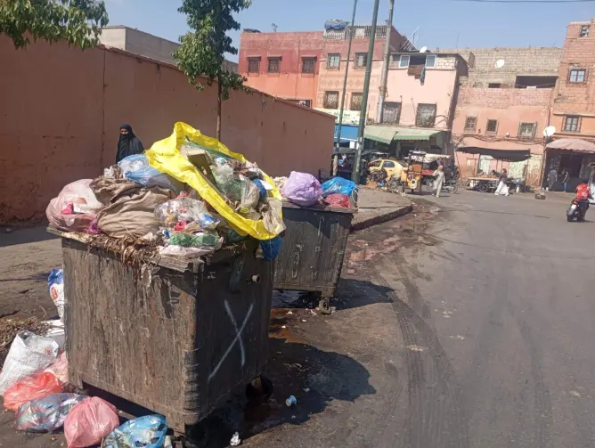 حاويات نفايات ممتلئة بمحيط سوق بولارباح بمراكش