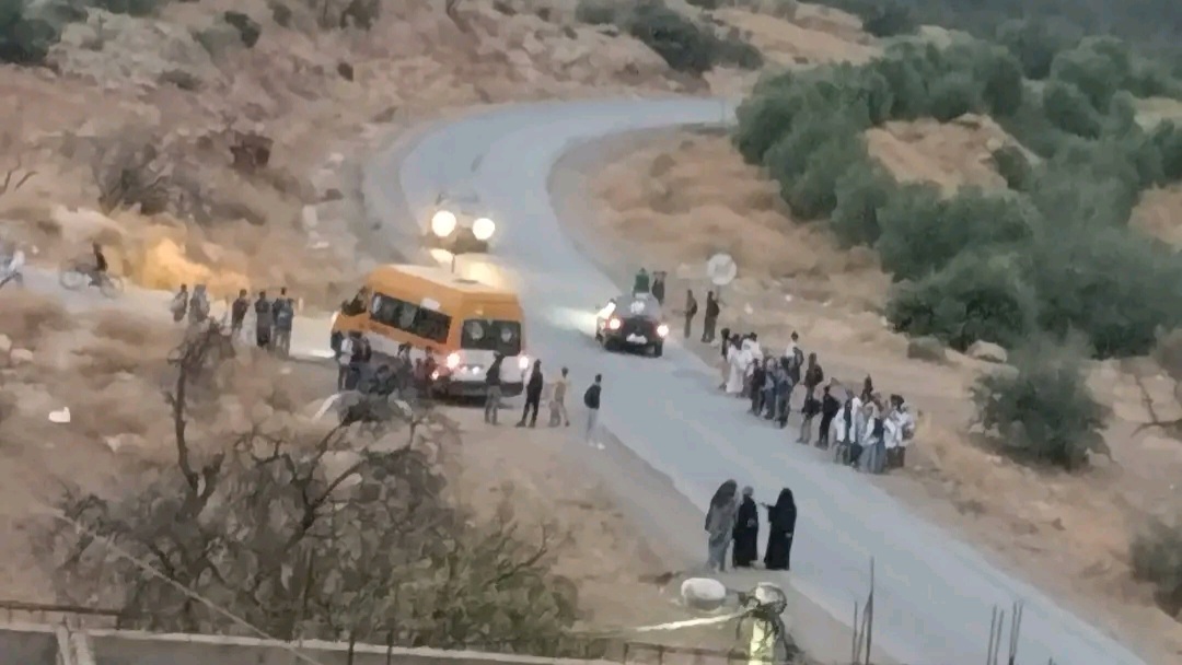 تعينيت بإقليم أزيلال .. مخاوف بشأن سلامة التلاميذ بسبب موقع توقف سيارات النقل المدرسي (صور)