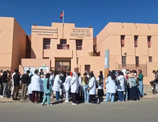 ورزازات.. احتجاجات طلبة وخريجي التمريض للمطالبة بالتعويض عن التداريب والتوظيف (فيديو)