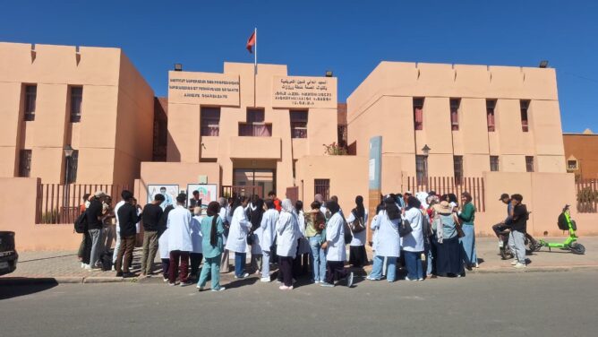 ورزازات.. احتجاجات طلبة وخريجي التمريض للمطالبة بالتعويض عن التداريب والتوظيف (فيديو)
