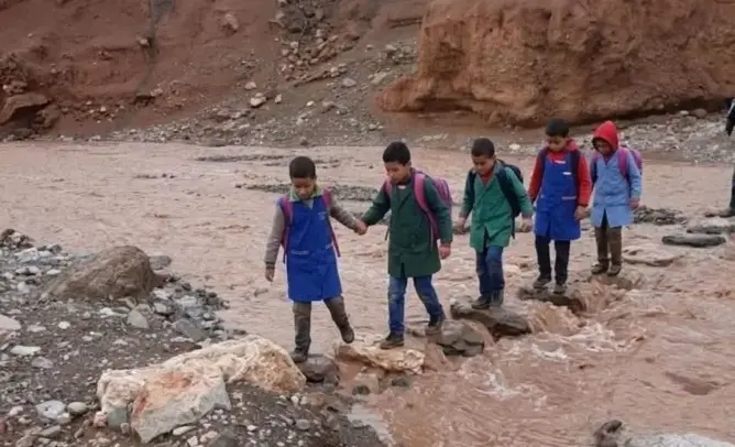 الحوز.. وعورة المسالك تحرم تلاميذ دواوير تغدوينت من الاستفادة من النقل المدرسي