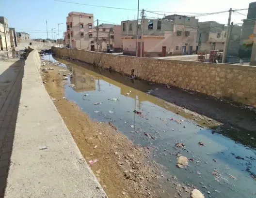 تسربات المياه العادمة تفاقم معاناة ساكنة بابن جرير.. ومطالب بتدخل عاجل