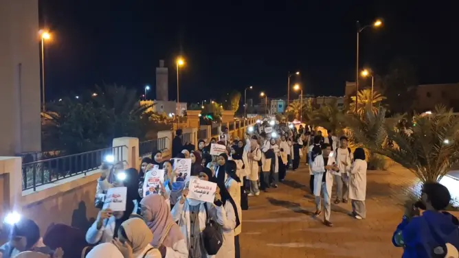 مسيرة حاشدة لطلبة وخريجي التمريض بورزازات للمطالبة بالمناصب المالية والتعويض عن التداريب (فيديو)
