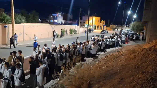 مسيرة حاشدة لطلبة وخريجي التمريض بورزازات للمطالبة بالمناصب المالية والتعويض عن التداريب (فيديو)