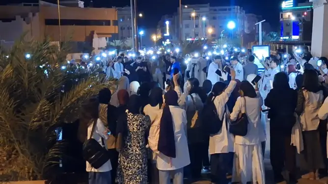 مسيرة حاشدة لطلبة وخريجي التمريض بورزازات للمطالبة بالمناصب المالية والتعويض عن التداريب (فيديو)