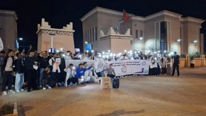 مسيرة حاشدة لطلبة وخريجي التمريض بورزازات للمطالبة بالمناصب المالية والتعويض عن التداريب (فيديو)