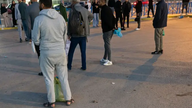 شح سيارات الأجرة واشتراطات السائقين تعمق معاناة المرتفقين بقلعة مكونة