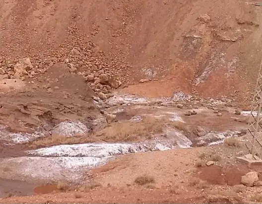 تسرب مياه مالحة يهدد منازل وأراضي فلاحية بورزازات والساكنة تطالب بتدخل عاجل