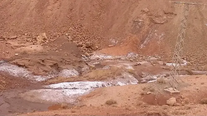 تسرب مياه مالحة يهدد منازل وأراضي فلاحية بورزازات والساكنة تطالب بتدخل عاجل
