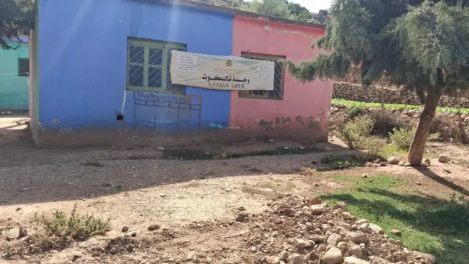 بني ملال.. غياب المرافق الصحية يجبر تلاميذ فرعيات “بن شرو” على قضاء حاجاتهم في العراء