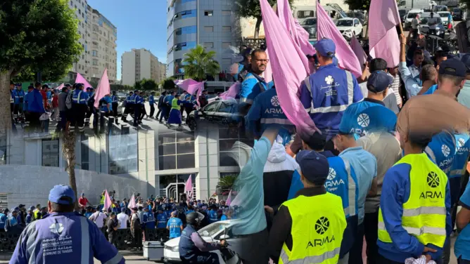 طرد عمال والتضييق على نقابيين يشعل احتجاجات قطاع النظافة بطنجة وسط تهديد بالإضراب