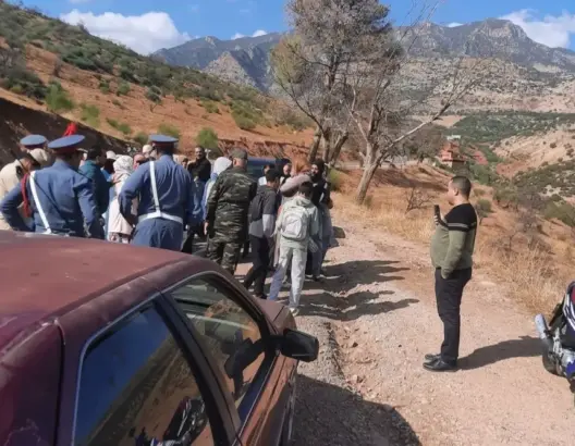 النقل المدرسي يخرج أمهات وأبناء “إعمومن” مشيا على الأقدام نحو عمالة أزيلال